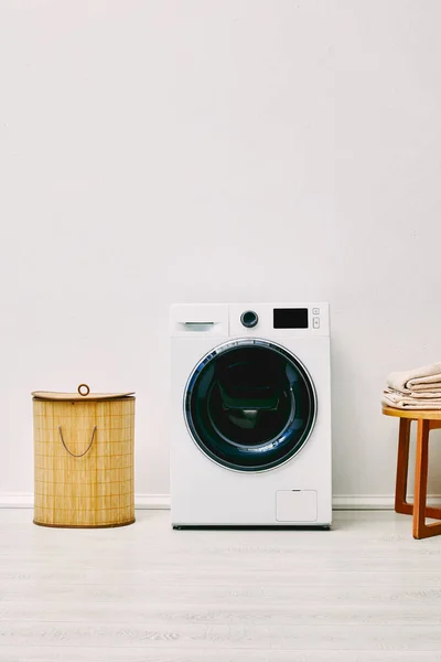 Modern Washing Machine Laundry Basket Coffee Table Towels Bathroom — Stock Photo, Image