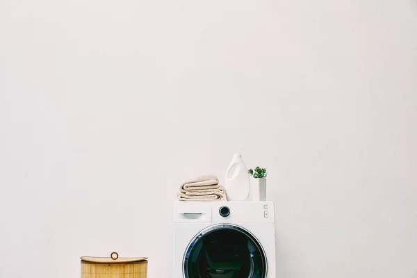 Botella Detergente Toallas Planta Verde Lavadora Cerca Cesta Ropa Baño — Foto de Stock