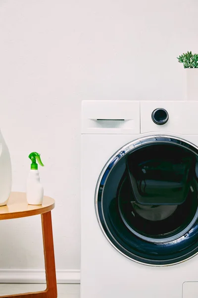 Waschmittelflaschen Auf Couchtisch Neben Moderner Waschmaschine Und Anlage Badezimmer — Stockfoto