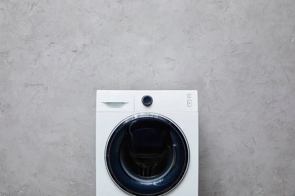 Máquina Lavar Roupa Moderna Perto Parede Texturizada Cinza Banheiro — Fotografia de Stock