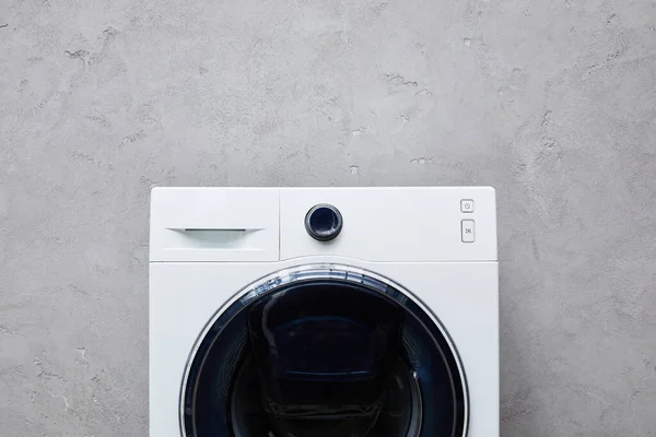 Máquina Lavar Roupa Branca Perto Parede Texturizada Cinza Banheiro — Fotografia de Stock