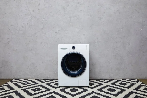 Hvid Vaskemaskine Nær Grå Væg Ornamentalt Tæppe Badeværelset - Stock-foto