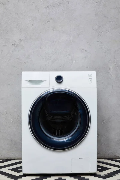 Máquina Lavar Roupa Perto Parede Cinza Banheiro — Fotografia de Stock