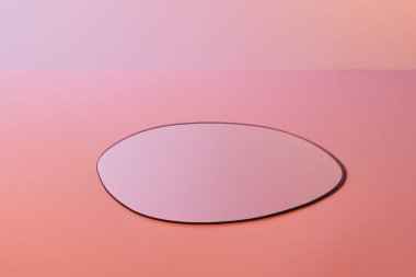 Pembe arkaplandaki kırılgan ayna fotokopi alanı ile