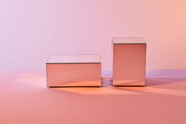 Pembe arka planda yüzeyde ışık yansıması olan küpler