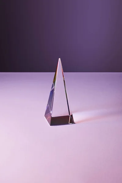 Pirâmide Transparente Cristal Com Reflexão Luz Sobre Fundo Violeta Roxo — Fotografia de Stock