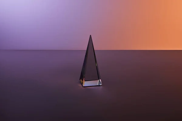 Pirámide Transparente Cristal Con Reflejo Luz Sobre Fondo Púrpura Oscuro — Foto de Stock