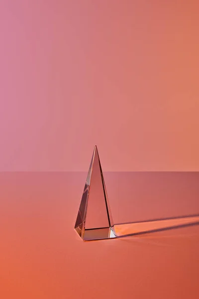 Kristall Transparente Pyramide Mit Lichtreflexion Auf Orangefarbenem Hintergrund — Stockfoto