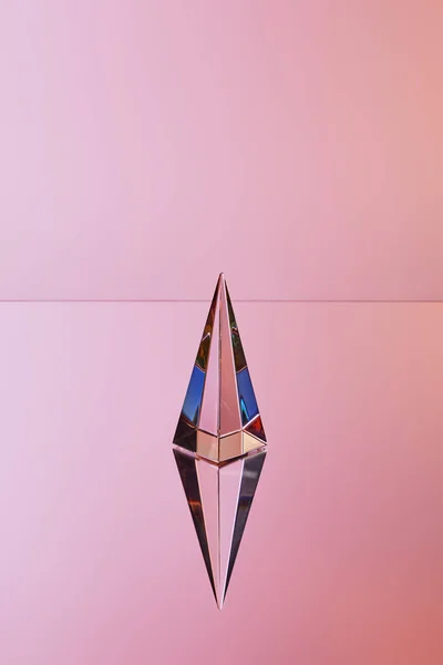 Kristály Átlátszó Piramis Tükröződés Rózsaszín Háttér — Stock Fotó