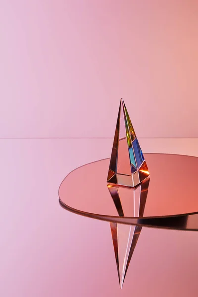 Kristall Transparente Pyramide Mit Reflexion Auf Rundem Spiegel Auf Rosa — Stockfoto