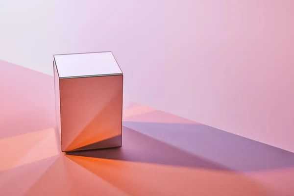 Cubo Con Reflejo Luz Superficie Sobre Fondo Violeta Rosa — Foto de Stock