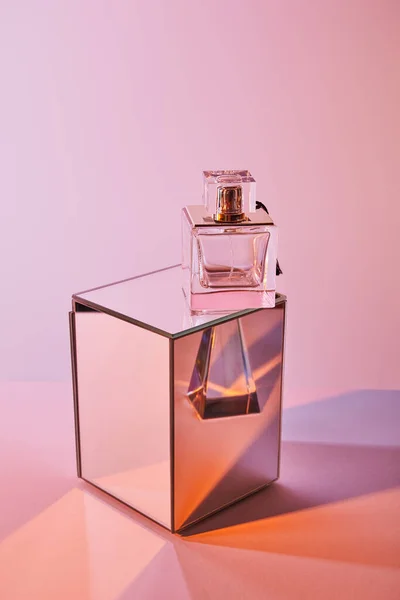 Kristály Átlátszó Piramis Közelében Parfüm Palack Kockán Rózsaszín Alapon — Stock Fotó