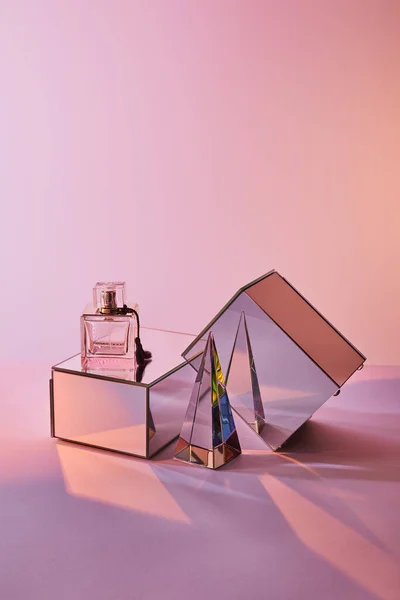 Piramide Trasparente Cristallo Vicino Bottiglia Profumo Cubi Specchio Sfondo Rosa — Foto Stock