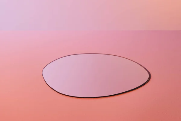 粉红色背景的圆形易碎镜子 有复制空间 — 图库照片
