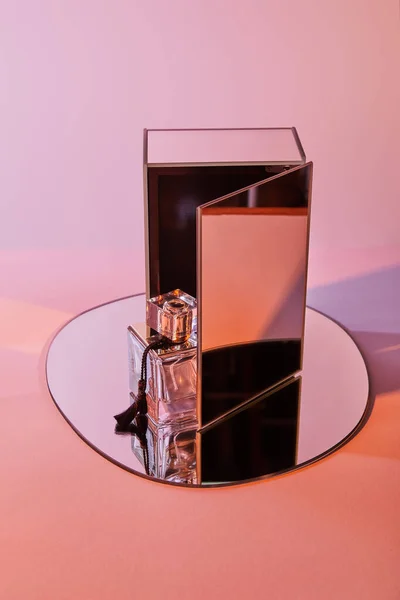 Μπουκάλι Άρωμα Στρογγυλό Καθρέφτη Κύβο Ροζ Φόντο — Φωτογραφία Αρχείου