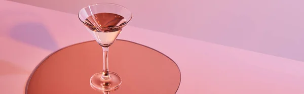 Cocktailglas Mit Flüssigkeit Auf Spiegel Mit Reflexion Auf Rosa Hintergrund — Stockfoto