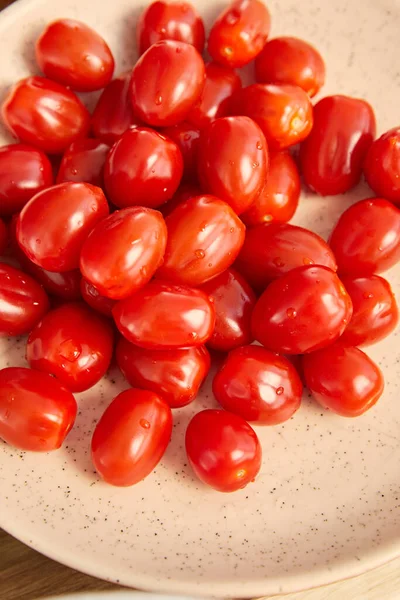 Vista Superior Tomates Maduros Plato Sobre Fondo Madera — Foto de Stock