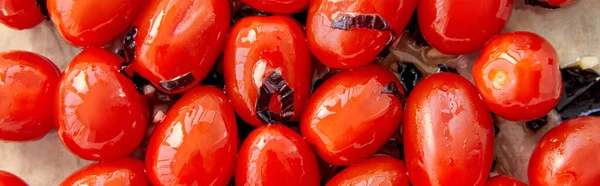 Imagen Horizontal Tomates Con Hojas Albahaca Cortadas Sobre Papel Hornear — Foto de Stock