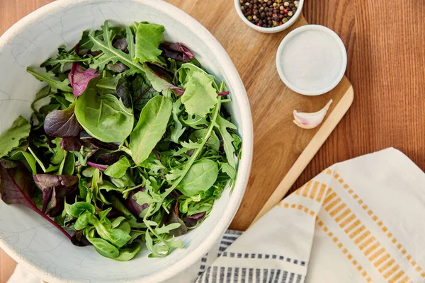 Bovenaanzicht Van Knoflook Kommen Met Peper Zout Salade Ingrediënten Snijplank — Stockfoto