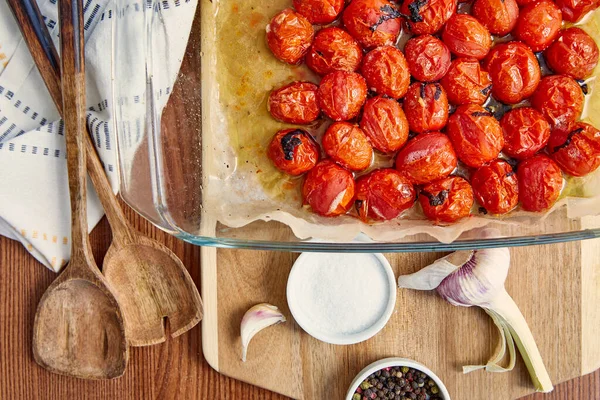 Horní Pohled Ingredience Řezací Desce Blízkosti Špachtle Ubrousek Dřevěném Pozadí — Stock fotografie