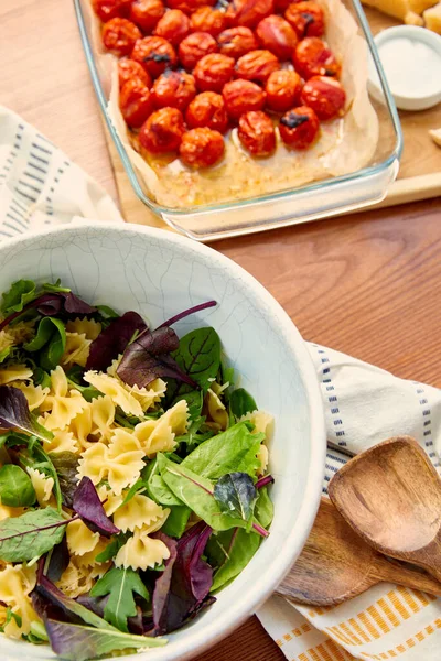 Makarna Salatası Içerikli Kabın Yüksek Açılı Görüntüsü Spatula Peçete Ahşap — Stok fotoğraf