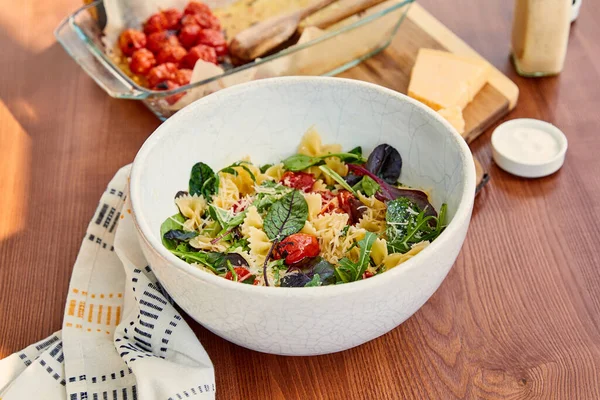 High Angle View Bowls Pasta Salad Salt Napkin Cutting Board — Stock Photo, Image