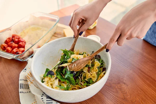 Makarna Salatasını Mutfak Masasındaki Peçetenin Yanında Karıştıran Kadın Görüntüsü — Stok fotoğraf