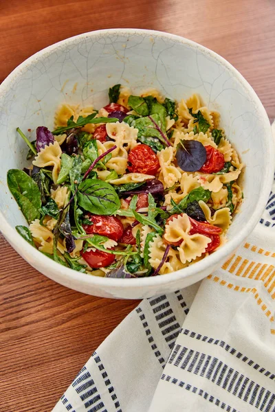 Vista Ángulo Alto Del Tazón Con Sabrosa Ensalada Pasta Cerca — Foto de Stock