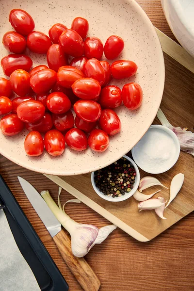 Top View Plate Tomatoes Garlic Bowls Pepper Salt Cutting Board — Stock Photo, Image