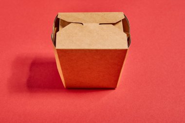 Kırmızı üzerinde Çin yemeği olan karton paket servis kutusunun üst görüntüsü.