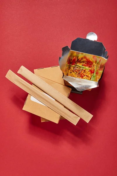 Top View Chopsticks Paper Packaging Spicy Noodles Takeaway Box Red — Stock Photo, Image