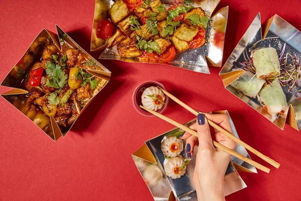 箸を持っている女性の上から見た赤飯の上からソースをかけて中華料理を用意しました — ストック写真