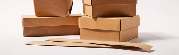 Imagen Horizontal Palillos Embalaje Papel Cerca Cajas Comida Para Llevar — Foto de Stock