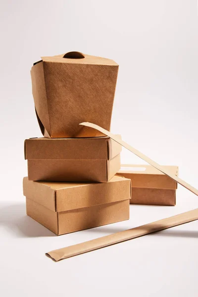 纸盒包装中的筷子 靠近外卖纸盒 白色中式传统食品 — 图库照片