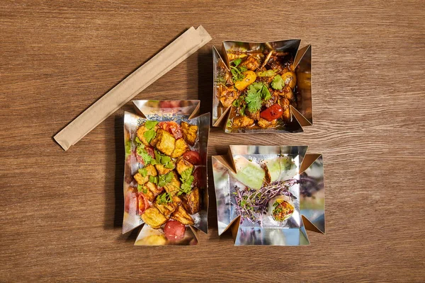 Tahta Yüzeyinde Çin Yemekleri Olan Paket Kutuların Üst Görüntüsü — Stok fotoğraf