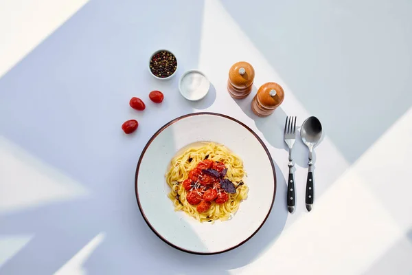 Top View Delicious Pasta Tomatoes Served Cutlery Salt Pepper Mills — Stock Photo, Image