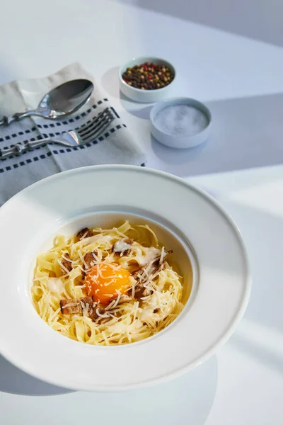 Delicious Pasta Carbonara Served Cutlery Seasoning White Table Sunlight — Stock Photo, Image
