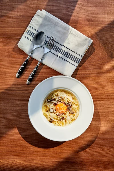 Top View Delicious Pasta Carbonara Served Cutlery Napkin Wooden Table — Stock Photo, Image