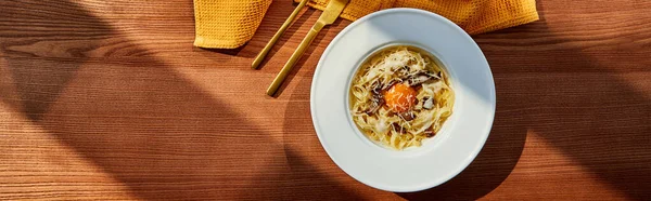 Top View Delicious Pasta Carbonara Served Golden Cutlery Yellow Napkin — Stock Photo, Image
