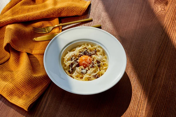 Deliciosa Pasta Carbonara Servida Con Cubiertos Dorados Servilleta Amarilla Sobre — Foto de Stock