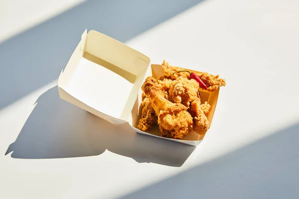 Poulet Frit Épicé Savoureux Avec Piment Sur Table Blanche Soleil — Photo