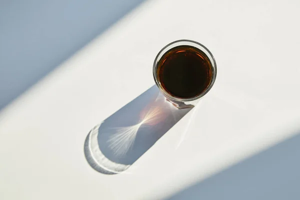 Вид Зверху Смачної Содової Склянці Білому Столі Сонячному Світлі Тіні — стокове фото