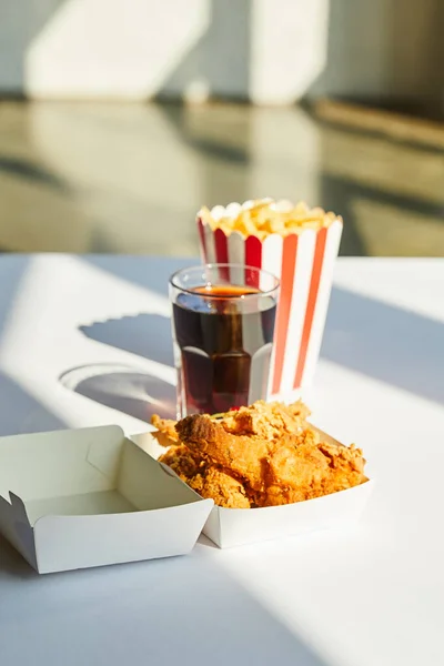 Enfoque Selectivo Sabroso Pollo Frito Papas Fritas Refrescos Vidrio Sobre — Foto de Stock