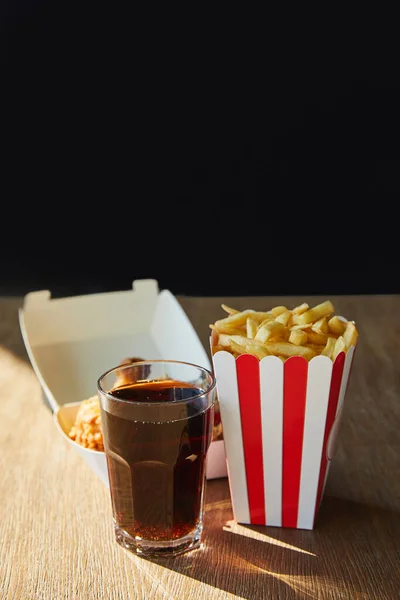 Pollo Frito Papas Fritas Refrescos Vidrio Sobre Mesa Madera Luz — Foto de Stock