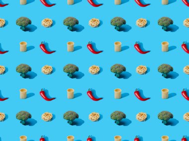 Brokolili taze makarna ve mavi arka planda kırmızı biber, kusursuz desenli.
