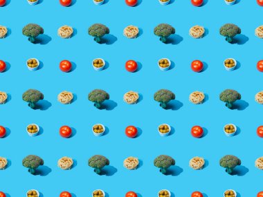 Brokolili taze makarna, mavi arka planda zeytin ve domates, kusursuz desen.