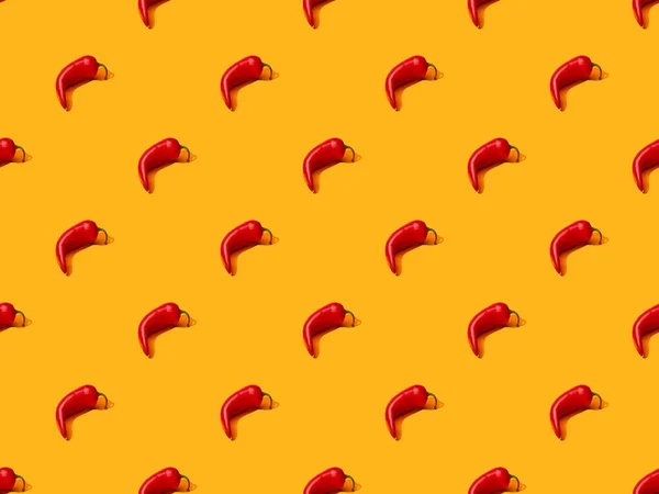 Turuncu Arka Planda Kırmızı Baharatlı Kırmızı Biber Dikişsiz Desen — Stok fotoğraf