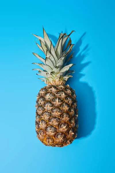 Vedere Sus Întregului Ananas Copt Fundal Albastru Colorat — Fotografie, imagine de stoc