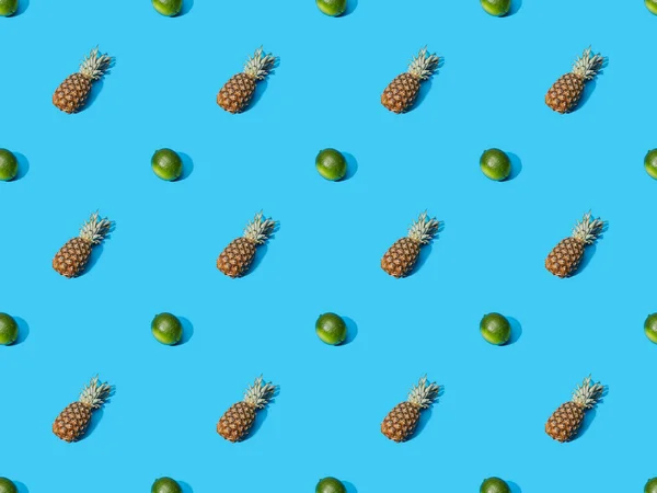 Bovenaanzicht Van Hele Rijpe Ananas Limoenen Blauwe Kleurrijke Achtergrond Naadloos — Stockfoto