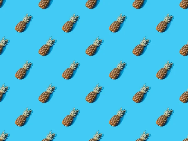 Ovanifrån Hela Mogna Ananas Blå Färgglada Bakgrund Sömlös Mönster — Stockfoto